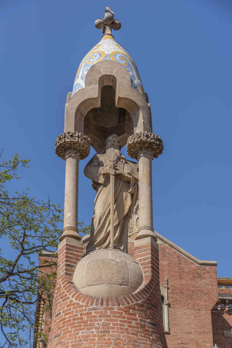 06 - Barcelona - Sant Pau Recinte Modernista - entrada escultura de Sant Pau .jpg